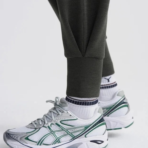 NWT Varley Relaxed Pant 27.5" in Olive Marl - Picture 5 of 6